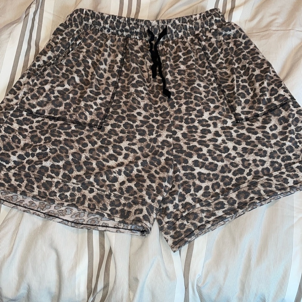 ZENANA LEOPARD PRINT XL SHORTS WITH DRAWSTRING AND POCKETS